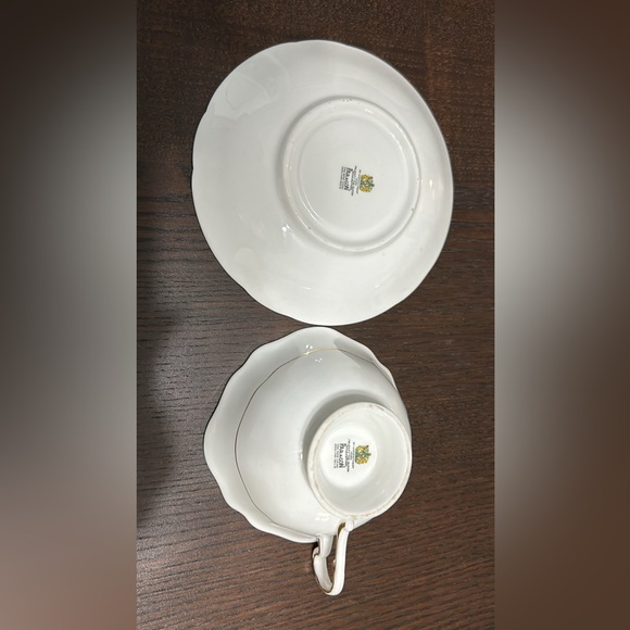 Paragon Canada coat of arms & emblems teacup and saucer - Picture 3 of 3